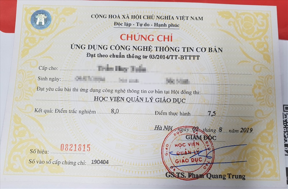 Tấm chứng chỉ gian lận có chữ ký của Hiệu trưởng Học viện Quản lý Giáo dục GS.TS Phạm Quang Trung.