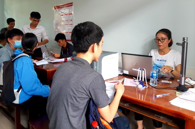 Nhân viên Agribank Chi nhánh Cần Thơ đang thực hiện thu hộ học phí tân sinh viên trường Đại học Cần Thơ.