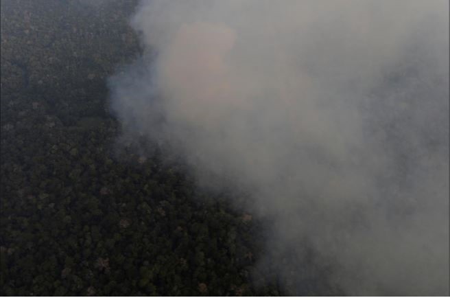 Một đám khói lớn từ một khu vực rừng Amazon bị cháy gần Porto Velho, bang Rondonia, Brazil hôm 21.8. Ảnh: Reuters.