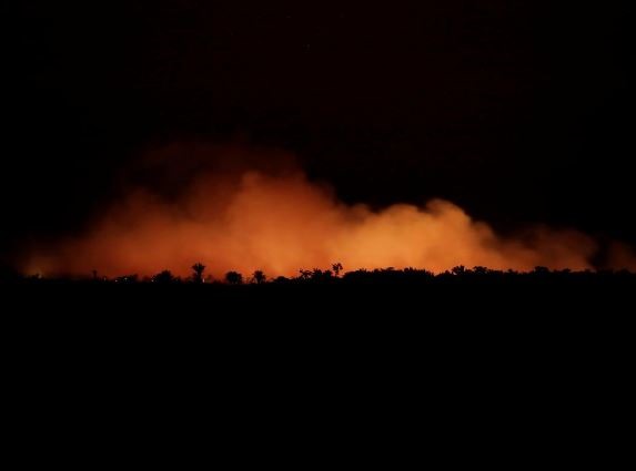 Lần đầu tiên, vào thứ Tư tuần trước, đám cháy chỉ cách cao tốc vài mét, cháy rừng lan nhanh và rực sáng bầu trời. Đến cuối tuần, đám cháy đã lan ra xa khu vực cao tốc nhưng vẫn rực sáng ở phía xa. Ảnh: Reuters.