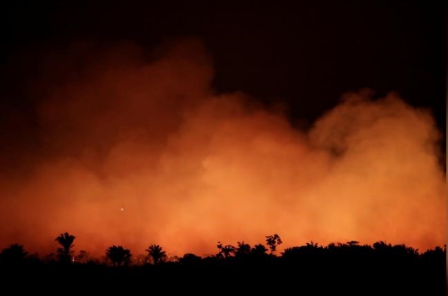 Reuters cho biết, trong 7 ngày qua, phóng viên của hãng đã nhiều lần lái xe 30km trên tuyến cao tốc liên Amazonian hướng từ Humaita tới Labrea để quan sát các vụ cháy rừng. Ảnh: Reuters.