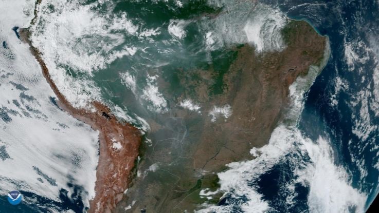 Những vụ cháy đang tàn phá rừng nhiệt đới Amazon qua bức ảnh chụp từ vệ tinh thời tiết GOES-16 hôm 21.8. Ảnh: NASA/NOAA/Reuters.