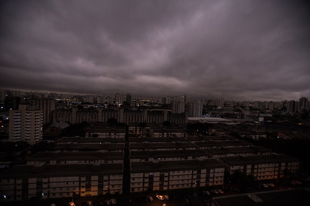 Bầu trời Sao Paulo, Brazil hôm 19.8 đen kịt do khói bốc lên từ các đám cháy rừng ở Amazon. Ảnh: BI.