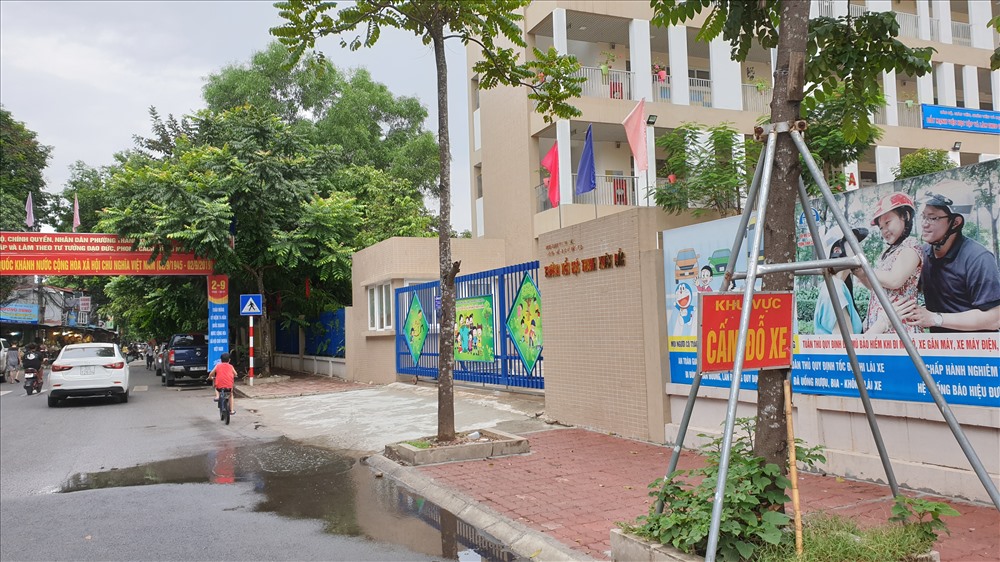 Theo người dân, hệ thống biển cấm trên đường Nguyễn Quý Đức có một số điểm bất cập gây khó khăn cho phụ huỵnh đưa đón con đi học. Ảnh: TG.