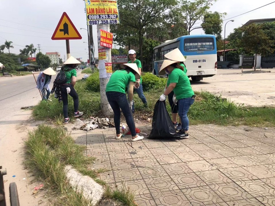 Cán bộ, đoàn viên công đoàn Công ty TNHH Giày Ngọc Tề dọn rác thải trên đường 39. Ảnh: Nguyễn Thị Hằng