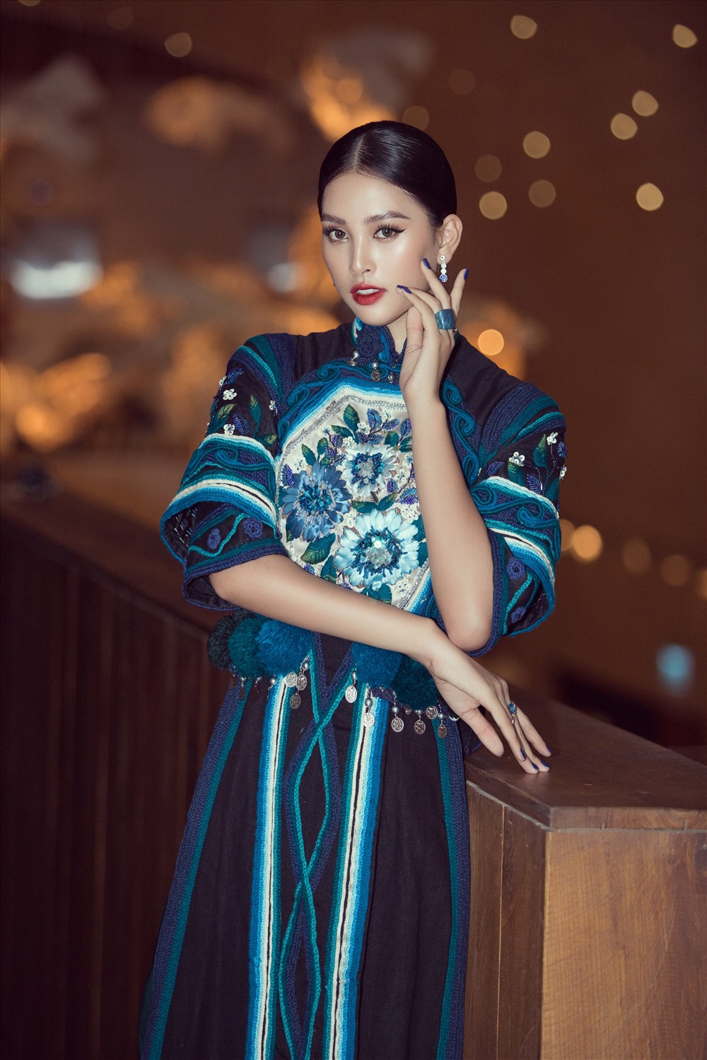 Chiếc váy nhung xanh được thiết kế với ý tưởng dựa trên bộ trang phục của người Hà Nhì. Bản sắc văn hóa của dân tộc Việt Nam được thể hiện khéo léo qua từng đường may họa tiết trên váy, tuy đơn giản nhưng lại giúp Tiểu Vy nổi bật và khác biệt. Ảnh: Viết Quý.