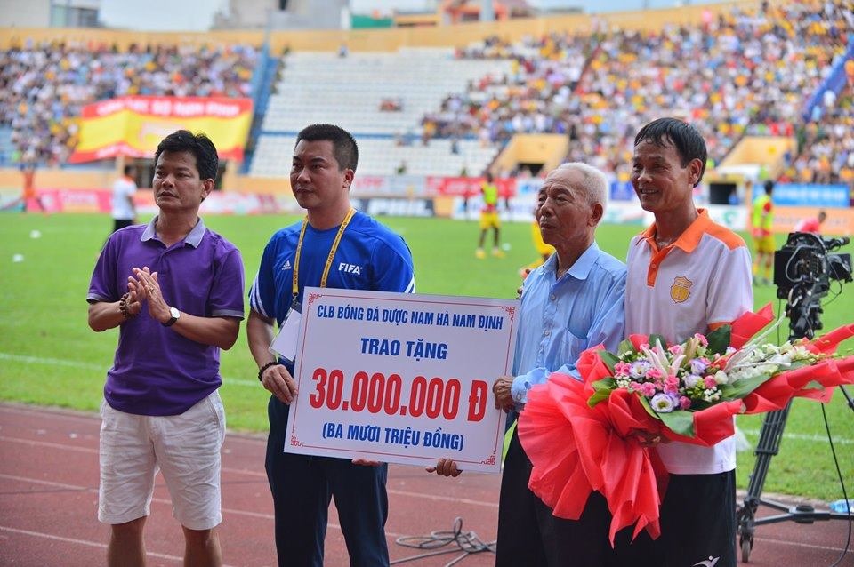 Ở các trận đấu trên sân Thiên Trường, Nam Định đều có những món quà tri ân khán giả.