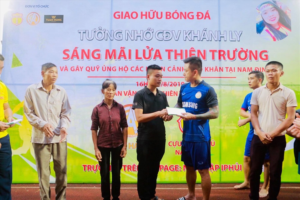 Ca sỹ Tuấn Hưng cùng CLB HAT giao lưu với cựu cầu thủ Nam Định ủng hộ gia đình cổ động viên Khánh Ly.
