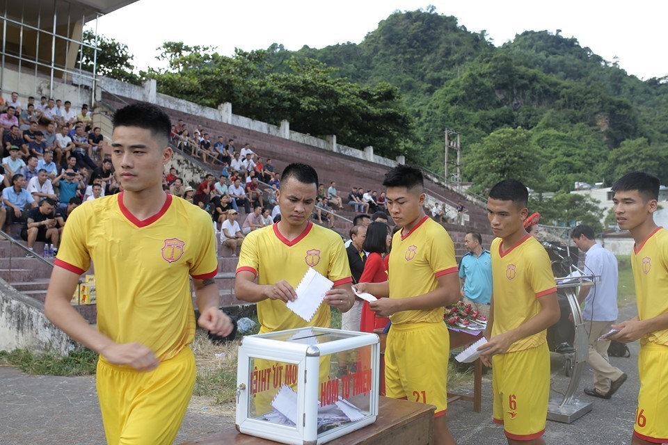 Tuyển thủ QG Lâm Anh Quang cùng Nam Định thi đấu giao lưu gây quỹ từ thiện ở huyện Bắc Quang - Hà Giang.
