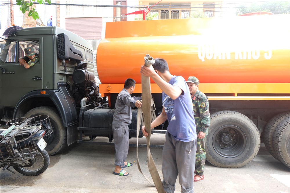 Xe tiếp nước sạch của Cục Hậu cần Quân khu 5 đang kéo ống dây để tiếp nước sạch cho trường mầm Họa My (thuộc phường Nại Hiên Đông, quận Sơn Trà, TP Đà Nẵng).