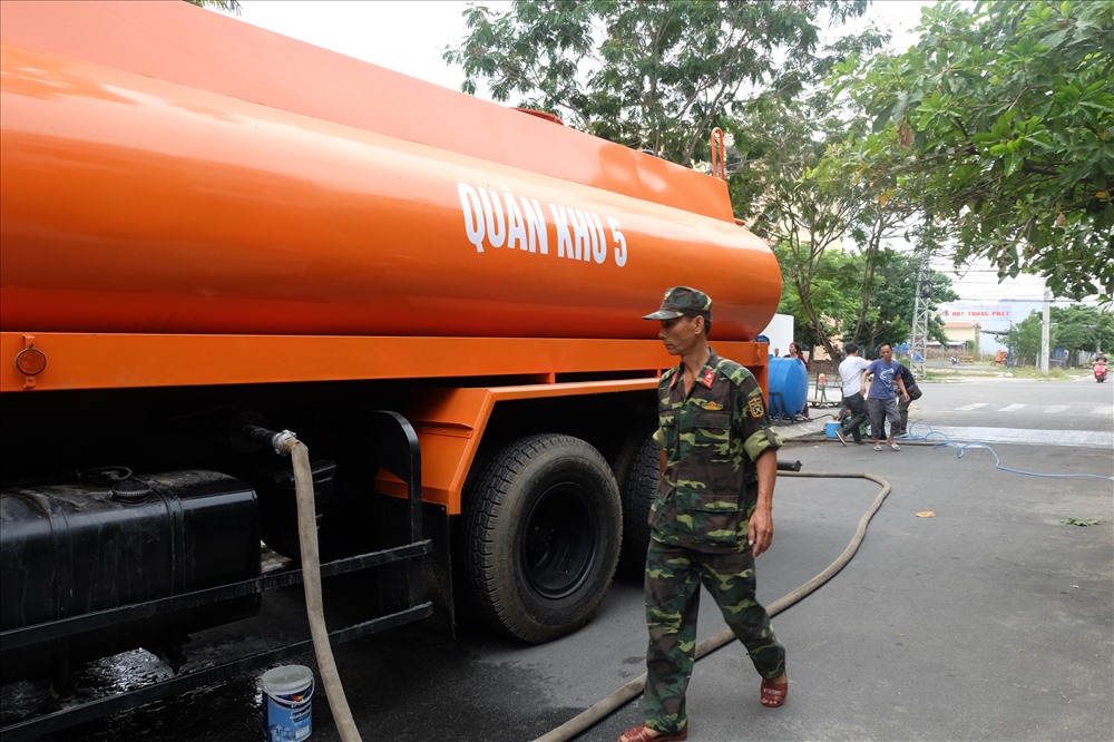 Trước tình trạng thiếu nước sạch trầm trọng như hiện nay, trong 2 ngày qua, Cục Hậu cần Quân Khu 5 đã điều động một số xe bồn loại 13m3 phối hợp cùng các xí nghiệp đi tiếp ứng nước cho dân.
