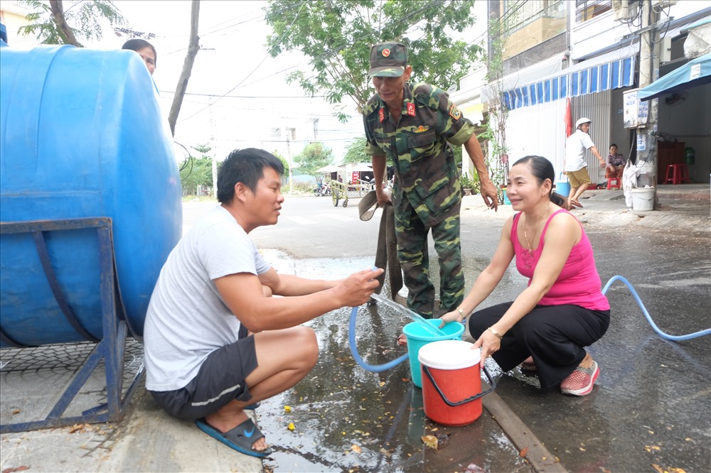 Việc xe bộ đội tiếp nước sạch cho người dân chỉ là biện pháp giải quyết tạm thời về vấn đề thiếu nước.