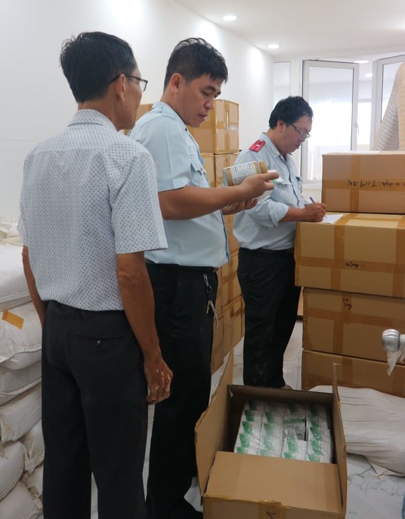 Tạm giữ 234 thùng thực phẩm chức năng với hơn 8.000 hộp nhỏ dạng cốm, ảnh: Ban Quản lý an toàn thực phẩm thành phố Hồ Chí Minh cung cấp.