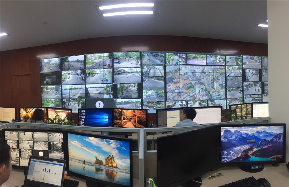 Cận cảnh Trung tâm giám sát, điều hành Đô thị thông minh của Thừa Thiên - Huế. Ảnh: PĐ.