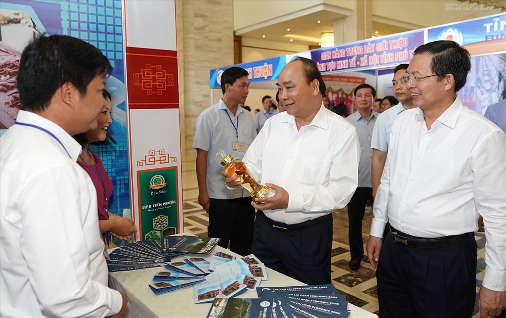 Thủ tướng Chính phủ Nguyễn Xuân Phúc thăm các gian hàng  tại Hội nghị phát triển kinh tế miền Trung.