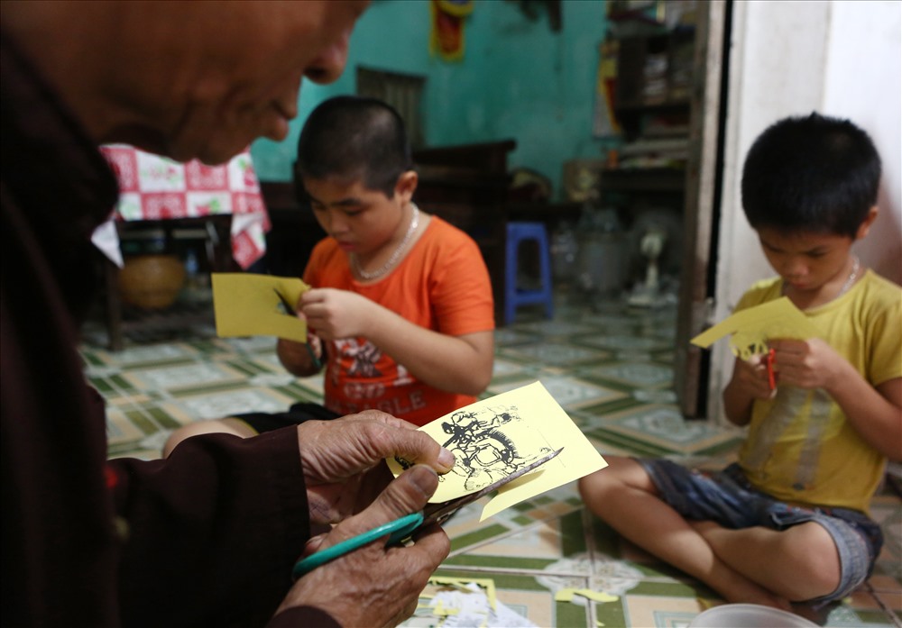 Để làm quân chạy, ông Quyền thường dạy đám trẻ trong xóm cắt dán hình tượng tranh Đông Hồ và những sinh hoạt thường ngày vùng quê đồng bằng Bắc Bộ.