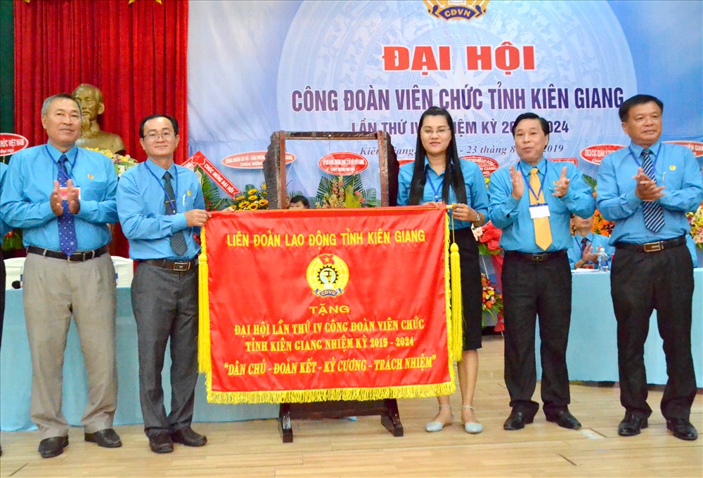 Ông Năng, bà Loan (thứ 2-3 trái sang) đón nhận bức trướng LĐLĐ Kiên Giang tặng cho đại hội. Ảnh: LT