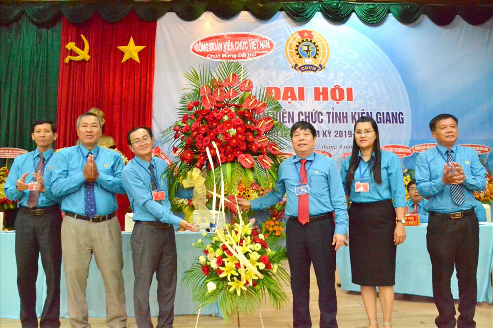 Phó Chủ tịch CĐVC Việt Nam Nguyễn Văn Đông tặng hoa cho đại hội. Ảnh: LT