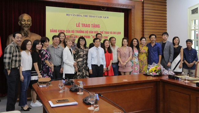Đoàn phim “Về nhà đi con” chụp ảnh cùng Bộ trưởng Nguyễn Ngọc Thiện. Ảnh: VTV.