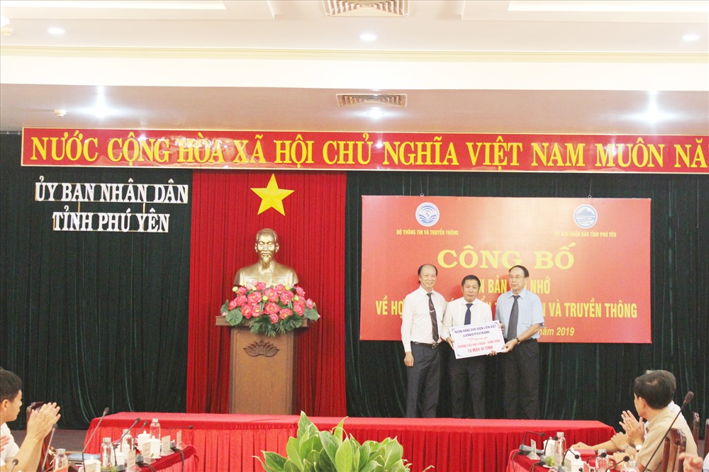 Chủ tịch HĐQT ông Nguyễn Đình Thắng trao phần quà . Ảnh LienVietPostBank
