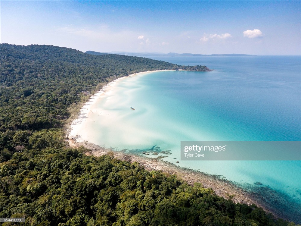 Koh Rong Samloem là một hòn đảo nhỏ hoang sơ, không có dân cư sinh sống thuộc thành phố biển Sihanoukville, Campuchia. Những người dân bản địa chỉ làm công việc dịch vụ.
