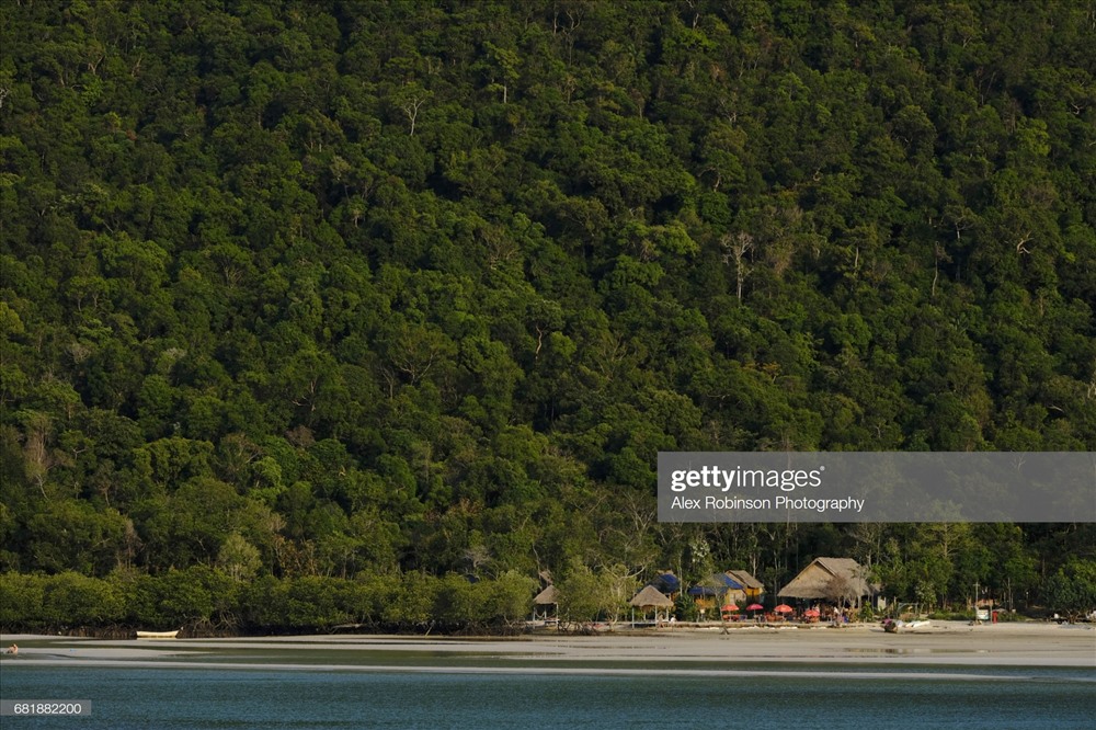 Chỉ cần đi tàu 2 giờ từ thành phố Sihanoukville, du khách đã đặt chân lên đảo Koh Rong Samloem.