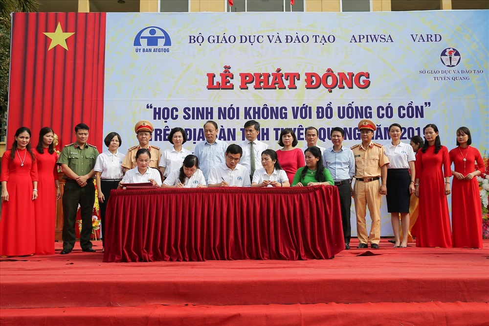 Lãnh đạo của các trường trung học phổ thông trên địa bàn tỉnh Tuyên Quang ký cam kết tham gia lan tỏa thông điệp trong nhà trường, gia đình và cộng đồng.