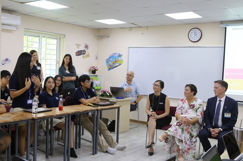 Phu nhân Thủ tướng Úc lắng nghe học sinh bày tỏ cảm nghĩ cũng như những thuận lợi, khó khăn khi theo học chương trình quốc tế tại Việt Nam.