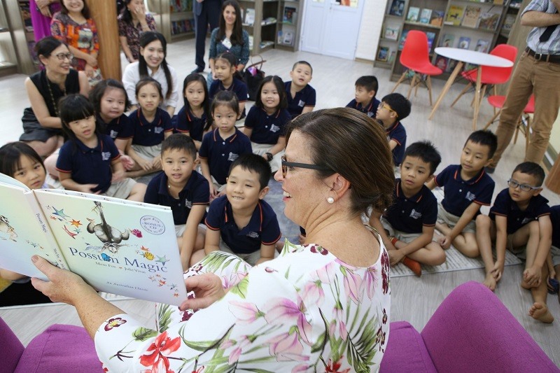Phu nhân Thủ tướng Úc đọc sách cho các bạn nhỏ.