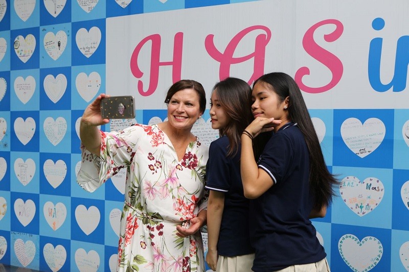 Phu nhân Thủ tướng Úc chụp ảnh cùng học sinh