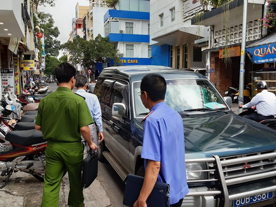 Liên quan đến  sai phạm của Lê Tấn Hùng, hai giám đốc của hai công ty du lịch cũng bị bắt.