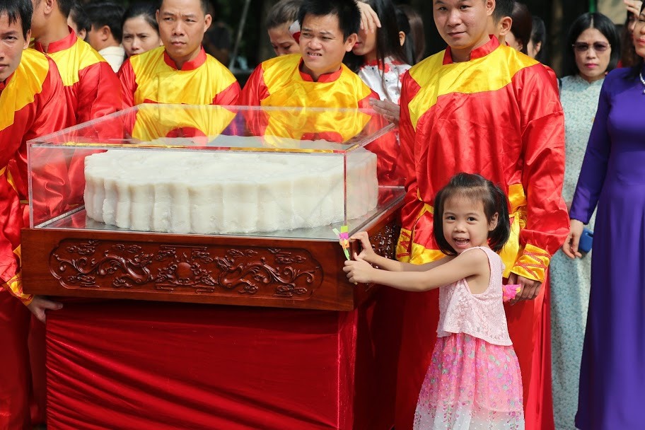 Đoàn rước bánh và những người dân thích thú đứng chờ đón chiêm ngưỡng cặp bánh trung thu lớn nhất Việt Nam.