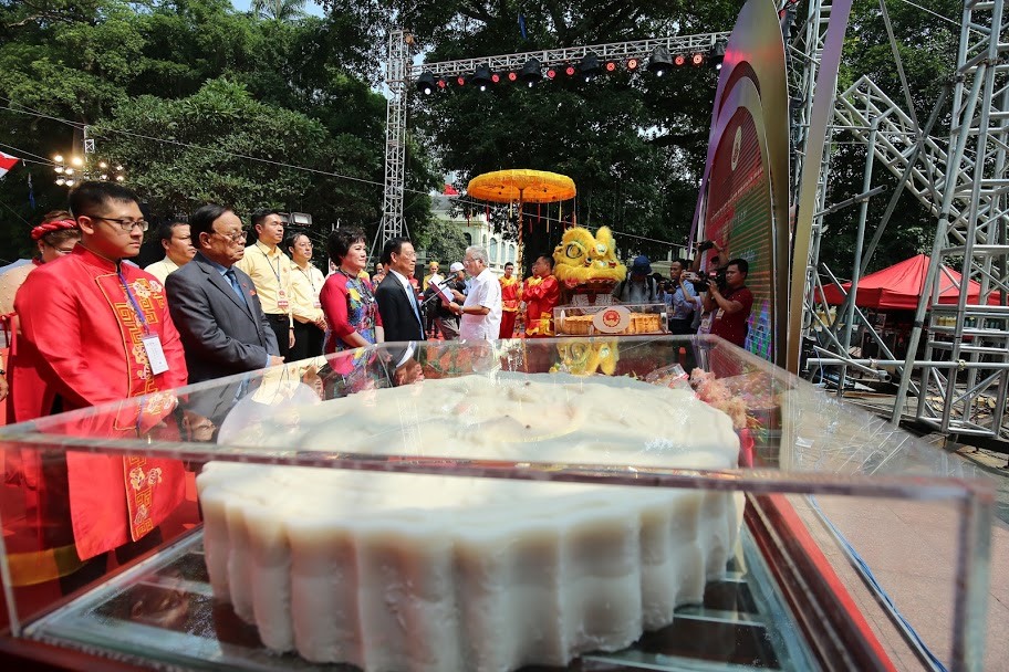 Trung ương Hội Kỷ lục gia Việt Nam trao bằng chứng nhận xác lập kỷ lục cho cặp bánh trung thu lớn nhất Việt Nam năm 2019.