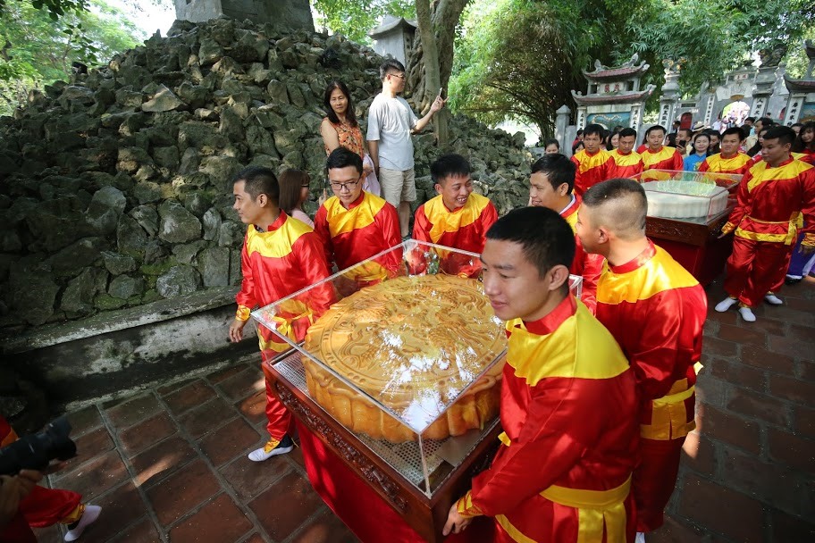 Chiếc bánh nướng và bánh dẻo được rước từ đền Ngọc Sơn và diễu hành tới khu vực tượng đài Lý Thái Tổ.