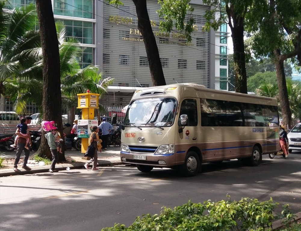 Trạm đón taxi trước bệnh viện Nhi Đồng 2 trờ thành nơi đón, trả khách của xe “dù“.