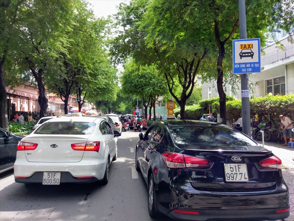 Tại trạm đón taxi đường Lý Tự Trọng rất nhiều ô tô con tấp vào đậu xe dẫn đến giao thông tại khu vực này luôn bị ùn tắc, lộn xộn.