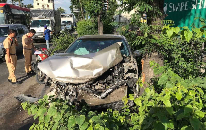 Chiếc “xế hộp” tại hiện trường vụ tai nạn - Ảnh: Phùng Sơn/ATGT.