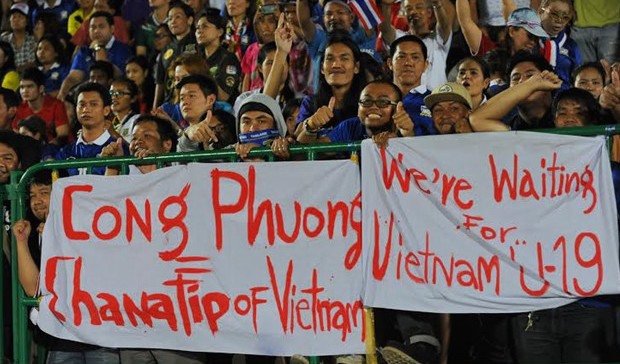 Cổ động viên Thái Lan căng băng-rôn mỉa mai Công Phượng. Ảnh: MT
