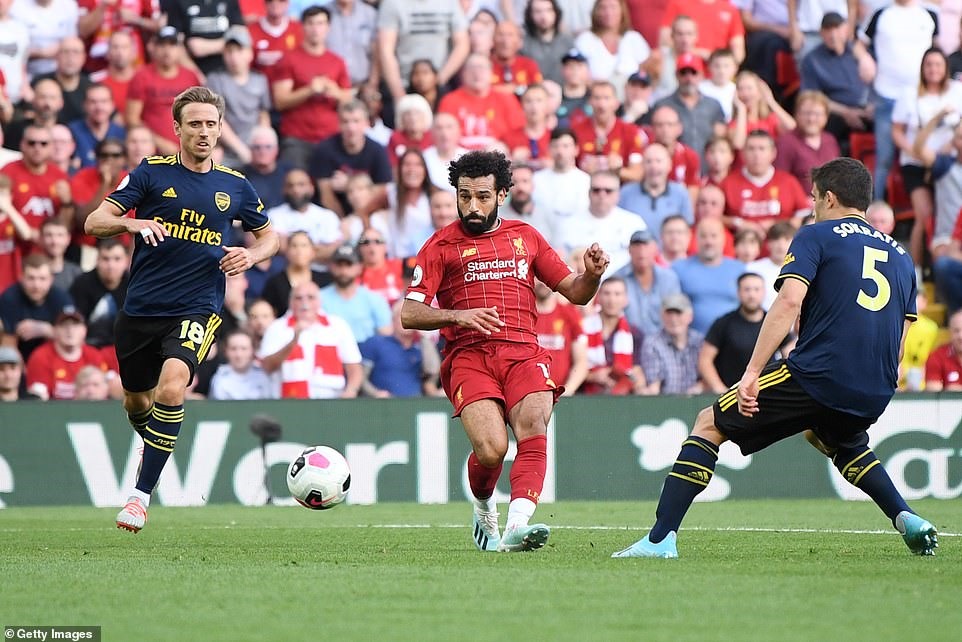 Mohamed Salah (áo đỏ) là ngôi sao của trận đấu với cú đúp bàn thắng. Ảnh: Getty Images.