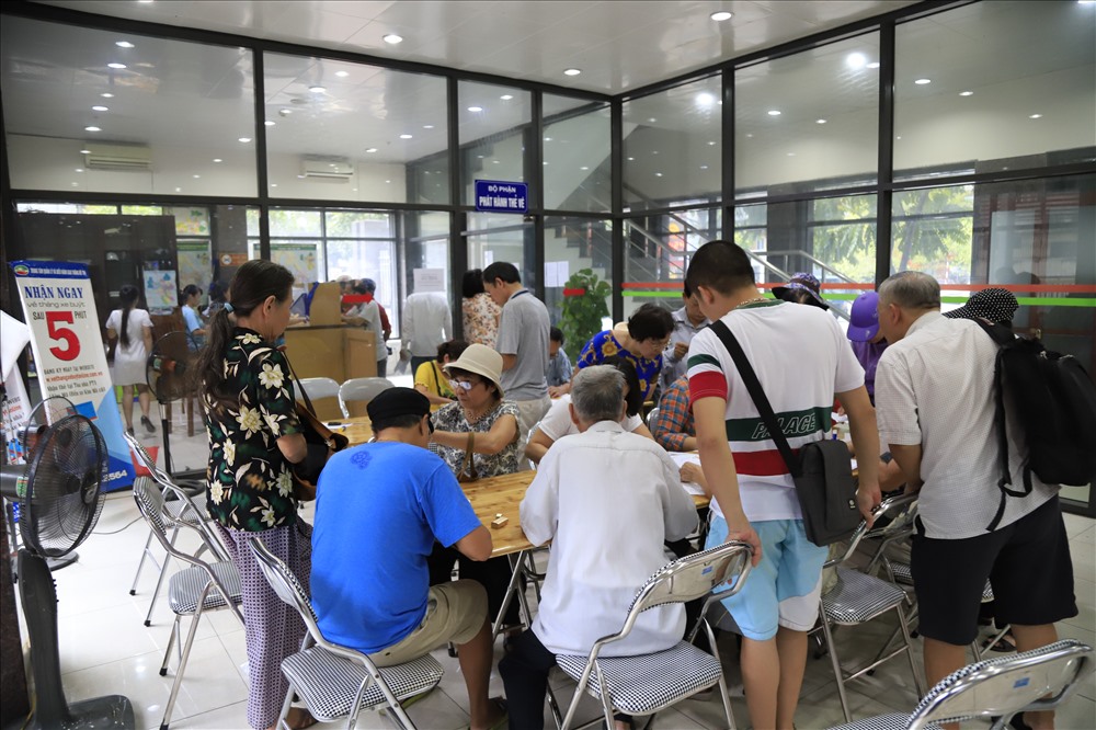 Ghi nhận tại Trung tâm Điều hành bến xe Kim Mã (Hà Nội), rất đông người có công với cách mạng, người khuyết tật, nhân khẩu thuộc hộ nghèo, người cao tuổi (trên 60 tuổi)… đến làm thủ tục cấp thẻ miễn phí.
