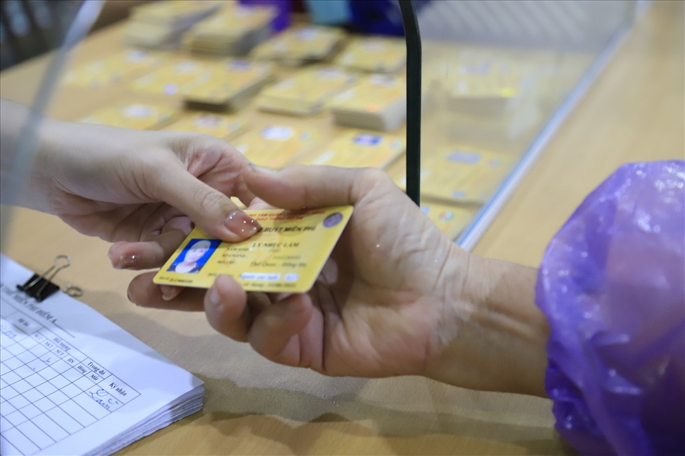 Các công dân thuộc diện được cấp thẻ miễn phí chỉ cần mang theo chứng minh thư (thẻ căn cước công dân) và ảnh thẻ 3x4 đến kê khai thông tin.