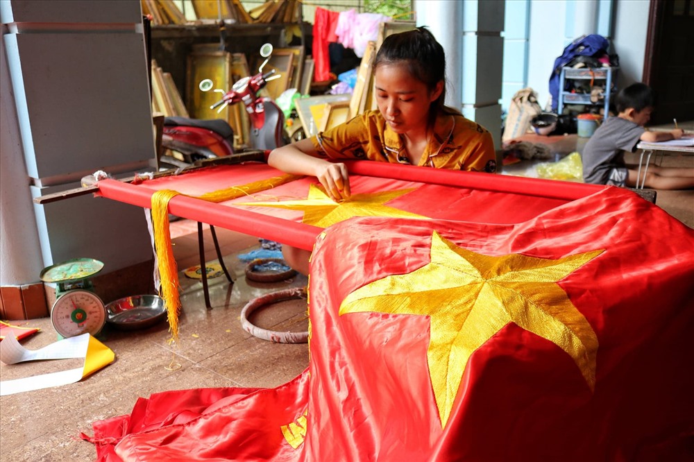 Các mặt hàng cờ đỏ sao vàng, băng rôn, khẩu hiệu... được khách hàng đặt mua rất nhiều.