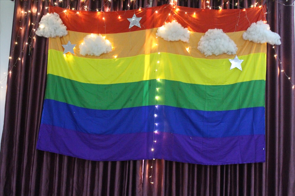 Biểu tượng lá cờ tự hào được treo lên, đánh dấu một ngày hội Huepride tràn ngập sắc màu.