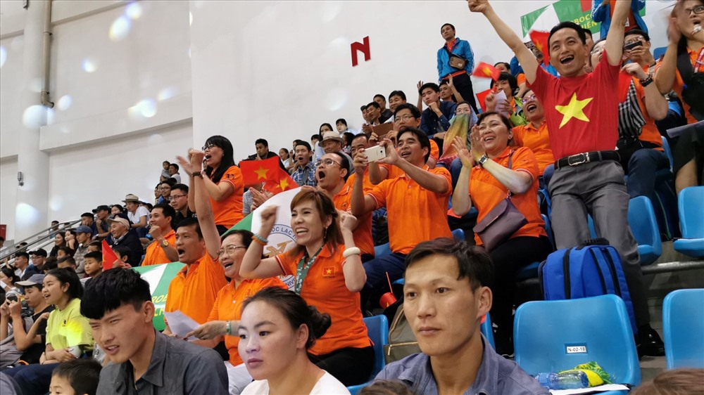 Rất đông khán giả cổ vũ cho đội tuyển Việt Nam. Ảnh: Vũ Quỳnh