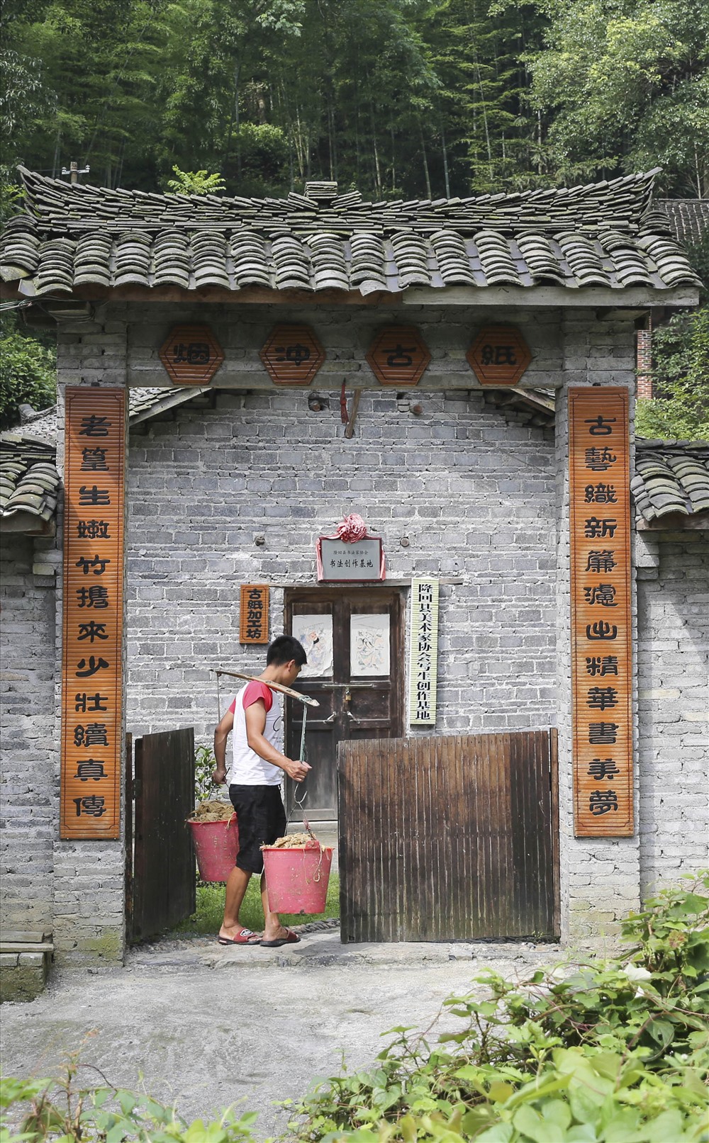 Người dân gánh tre đã mềm về để bắt đầu các bước làm giấy tại nhà. Ảnh: Sina