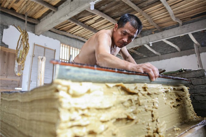 Các tờ giấy ướt được đặt lên nhau thành từng chồng. Dung dịch bột giấy được pha cùng một số chất chiết xuất từ thực vật có độ trơn, nên các tờ giấy sẽ không bị dính vào nhau.