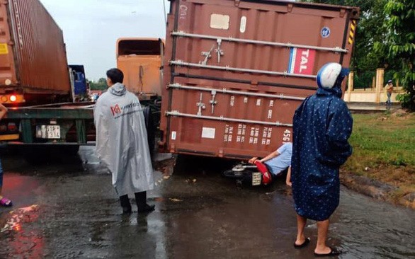 Hình ảnh thùng container rơi đè gãy chân một phụ nữ lan truyền trên mạng.