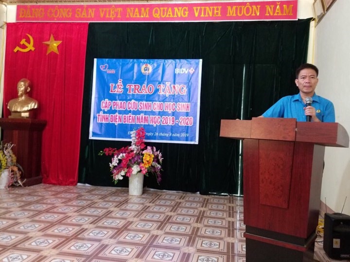 Ông Lê Thanh Hà – Chủ tịch Liên đoàn Lao động tỉnh phát biểu tại buổi lễ trao tặng cặp cho các cháu học sinh tại xã Hẹ Muông, huyện Điện Biên. Ảnh: Nguyễn Cường