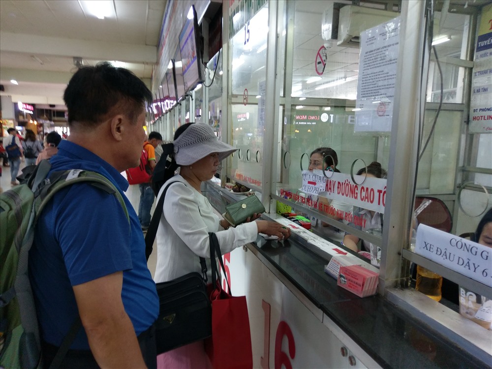 Hành khách mua vé xe đi trong ngày ở Bến xe Miền Đông.  Ảnh: Minh Quân