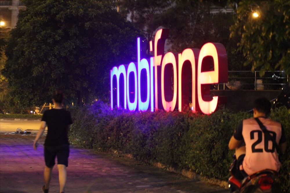 Tòa nhà Mobifone tối 26.8. Ảnh T.Vương